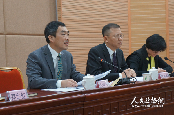 致公黨福建省委常委、致公黨廈門市委主委徐平東（左一）作第六屆常委會(huì)工作報(bào)告。 拷貝