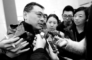 市政協(xié)委員陳小兵認為發(fā)展公共交通才是根本。首席攝影記者 蔡代征/攝
