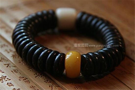 椰殼原料主要以海南椰殼為主。清代稱“木牙”、“椰蒂”、“滿貫”，盤佩椰殼佛珠，冬不涼手，夏不畏汗。 2015年年初，一條直徑8mm以上椰蒂108顆圓珠價格能達數(shù)千元，而且難求。在這之前，一條椰殼隔片價格也在幾十元左右。七八月份之后，椰殼價格開始下滑，椰蒂、椰殼圓珠開始大量出現(xiàn)，而且價格轉低。目前，一條椰殼隔片15元左右就可買到。8mm左右的椰殼108顆扁珠價格通常低于200元，椰蒂價格比之略高。9*9mm尺寸的椰蒂圓珠，價格也跌破2000。擁有一條正圓椰蒂手串，已經不再是往昔的難求局面了。