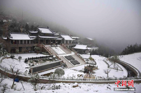 1月23日，受極強(qiáng)冷空氣影響，福建寧德市氣溫大幅下降，該市壽寧縣、柘榮縣、周寧縣等地普遍下起小雪，大地一片雪白，銀裝素裹惹人醉。圖為柘榮縣東獅山，大地一片雪白。 繆春 攝