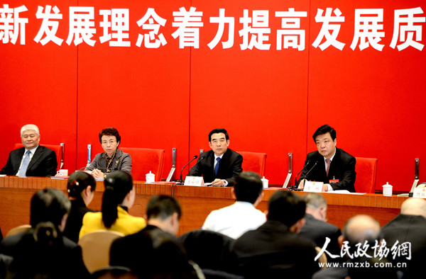 北京市市長王安順，政協(xié)主席吉林在座談會(huì)現(xiàn)場聽取委員發(fā)言