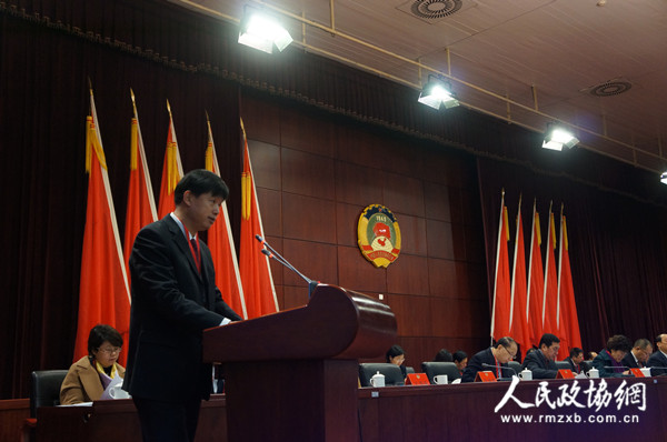 廈門市湖里區(qū)政協(xié)黨組副主席陳雄輝作提案工作報告。