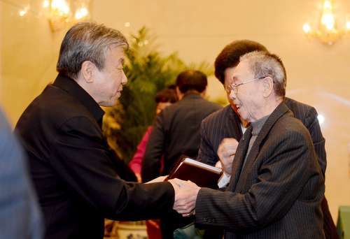 全國政協(xié)京昆室成立30年座談會(huì)現(xiàn)場 全國政協(xié)副主席、京昆室主任盧展工問候老委員