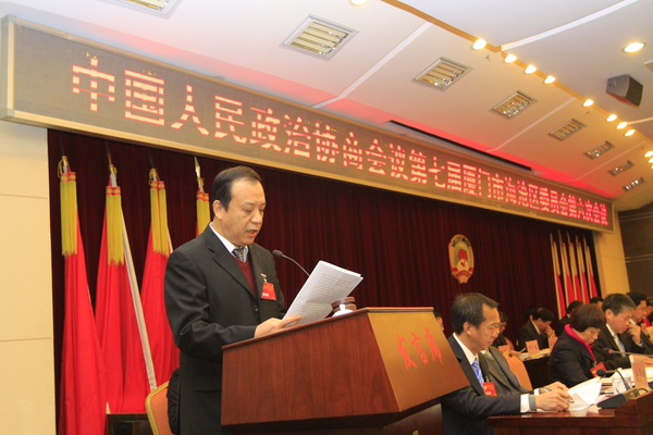 廈門市海滄區(qū)政協(xié)主席許成福作常委會(huì)工作報(bào)告。