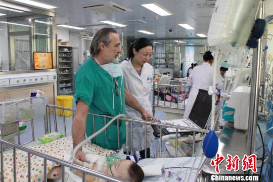 意大利醫(yī)學(xué)專家免費為中國患兒實施手術(shù)?！∥湮姆?攝