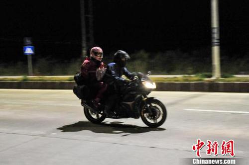 龍廷輪29日晚穿行在321國(guó)道上?！∈Y雪林　攝