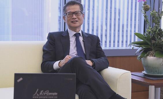 香港發(fā)展局局長陳茂波接受人民網(wǎng)專訪（覃博雅、王子涵攝）