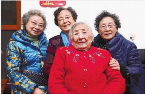 12月11日，南京大屠殺幸存者戎瑞霞老人（右二）和她的三個(gè)女兒合影。 記者 趙持 攝 新聞前奏