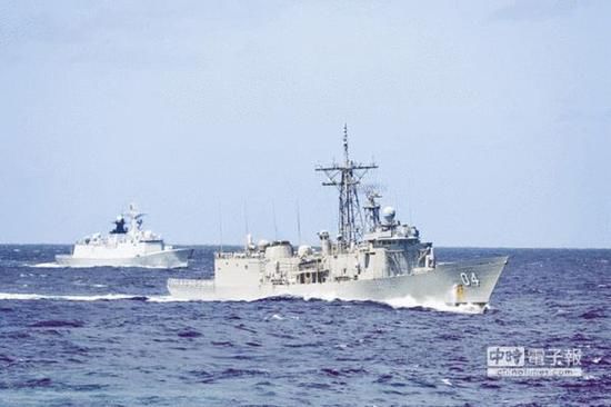 資料圖：1月1日，在澳洲以東海域，解放軍海軍益陽艦（左）和澳洲海軍達(dá)爾文號護(hù)衛(wèi)艦（右）在南太平洋舉行聯(lián)合演練。