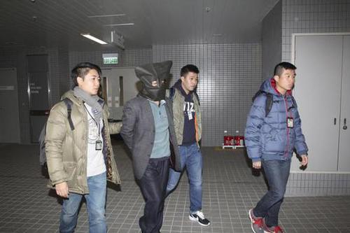 香港警方護送著史德運離開。