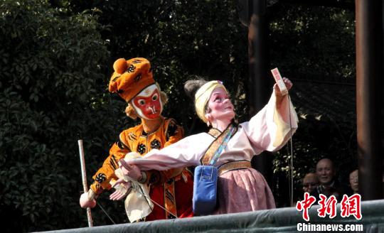 圖為孫悟空三打白骨精?！〈藜衙鳌z