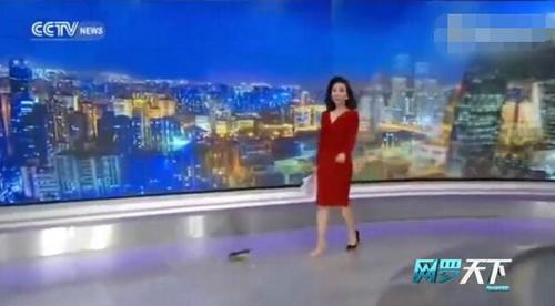 央視女主播出場(chǎng)時(shí)意外甩掉高跟鞋 仍淡定主持
