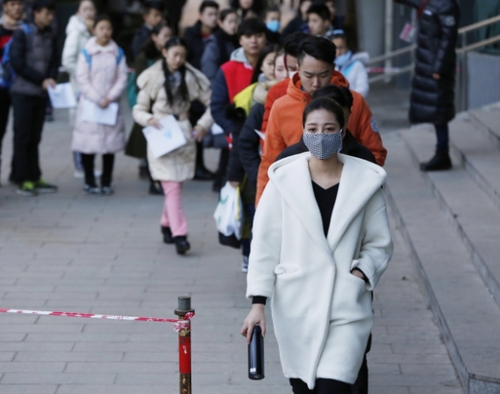 在北京電影學(xué)院，報(bào)考表演學(xué)院的考生排隊(duì)入場(chǎng)。