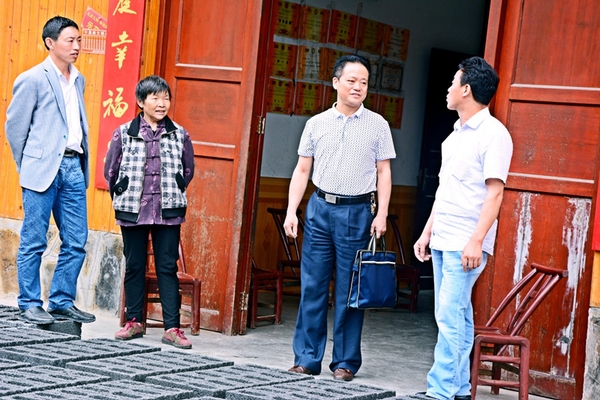 2015年6月，呂春建到建始縣三里鄉(xiāng)調(diào)研美麗鄉(xiāng)村建設(shè)。