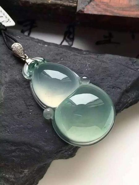三看水。水即翡翠的透明度。王振升說，種好的，水就好，比如玻璃種的水就比冰種的水要好。