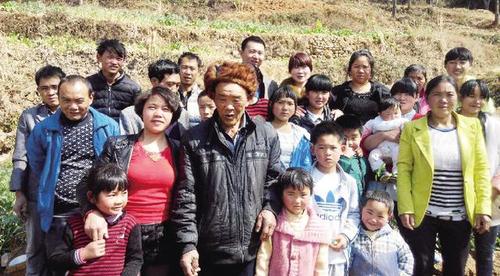 云南投毒案保姆錢(qián)仁鳳出獄 照生平第一張全家福