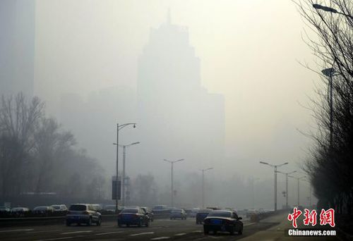 2月23日，新疆烏魯木齊市再度出現(xiàn)重度霧霾天氣，整個城市籠罩在霧霾之中，空氣質(zhì)量指數(shù)為嚴重污染。22日為農(nóng)歷正月十五，該市隨處都可聽到燃放煙花炮竹的聲音，夜晚時分達到頂峰，燃放煙花炮竹產(chǎn)生的煙霧，久久無法散去。圖為城區(qū)高層樓宇隱沒在霧霾之中，遠看酷似“海市蜃樓”。