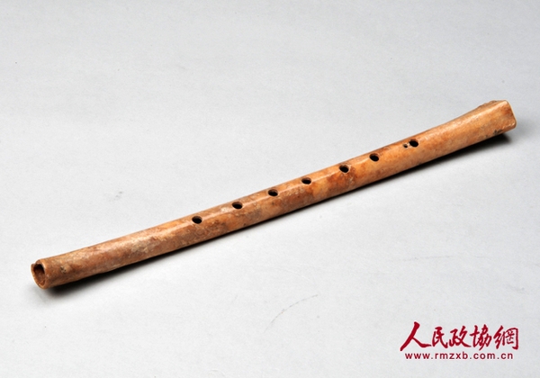 賈湖骨笛，骨質(zhì)，長23.1厘米，1987年河南舞陽縣賈湖遺址出土?，F(xiàn)藏于河南省博物院。