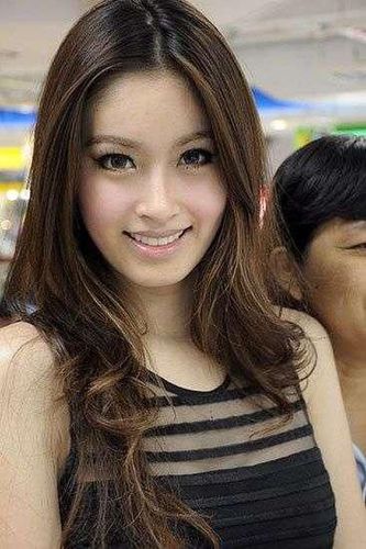 Poy，17歲變性，在泰國(guó)享有極高的人氣