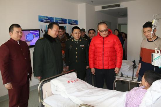 姬軍生院長(zhǎng)（左二）、俆鐿軒（左四）、吳宗霖（左一）在醫(yī)院其他領(lǐng)導(dǎo)陪同下看望包蟲病患者