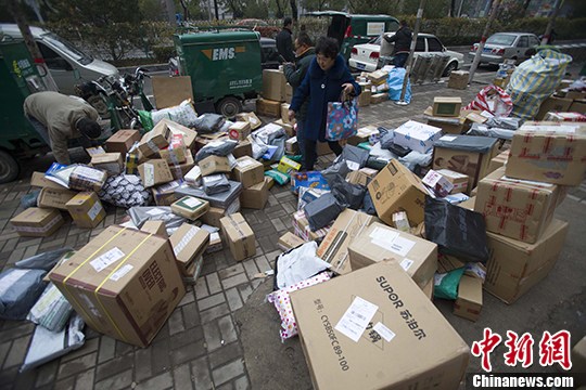 資料圖：圖為山西太原某快遞物流攬投部外快遞鋪滿地。 <a target='_blank' href='http://www.chinanews.com/'>中新社</a>記者 張?jiān)?攝