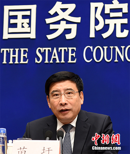 2月25日，國務(wù)院新聞辦公室舉行新聞發(fā)布會，工信部部長苗圩介紹工業(yè)穩(wěn)增長調(diào)結(jié)構(gòu)有關(guān)情況，并答記者問。 <a target='_blank' href='http://www.chinanews.com/'>中新社</a>記者 張勤 攝