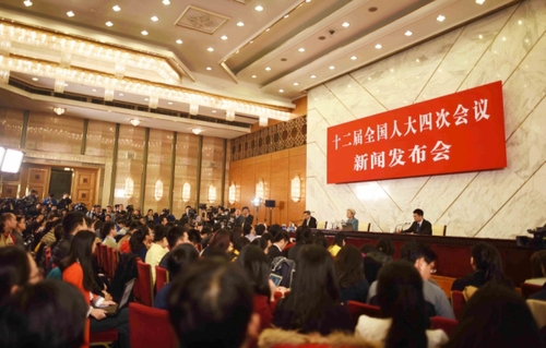 新華社照片，北京，2016年3月4日 
    十二屆全國人大四次會(huì)議舉行新聞發(fā)布會(huì) 
    3月4日，十二屆全國人大四次會(huì)議在北京人民大會(huì)堂舉行新聞發(fā)布會(huì)。大會(huì)發(fā)言人傅瑩就大會(huì)議程和人大工作相關(guān)的問題回答中外記者的提問。 
    新華社記者 薛玉斌 攝