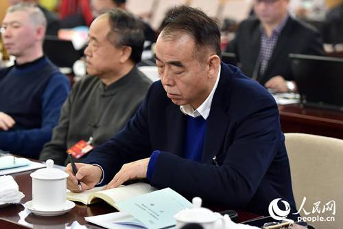 全國(guó)政協(xié)委員陳凱歌在小組討論會(huì)上認(rèn)真做筆記。（記者 翁奇羽 攝）