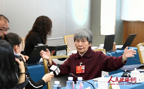 潛心50余年致力于敦煌石窟考古研究，現(xiàn)任敦煌研究院名譽(yù)院長的樊錦詩委員，在兩會期間就文物保護(hù)等問題接受記者采訪。 本報(bào)記者 俞寧 攝