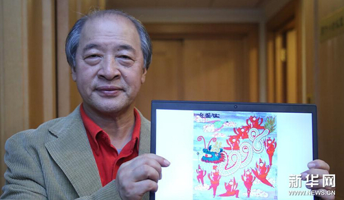 3月4日,全國(guó)政協(xié)委員王書平展示自己農(nóng)民學(xué)生李兆川的作品。65歲的李兆川創(chuàng)作的《女子舞龍迎奧運(yùn)》獲得了全國(guó)迎奧運(yùn)農(nóng)民畫大賽的銀獎(jiǎng)