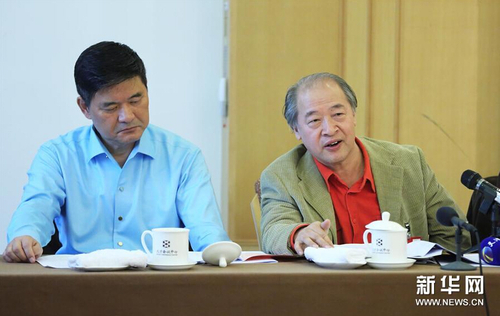 3月4日,全國(guó)政協(xié)委員王書平（右）在小組會(huì)議上提出要深化農(nóng)村文化建設(shè)，以提升農(nóng)民生活方式的文明化程度。