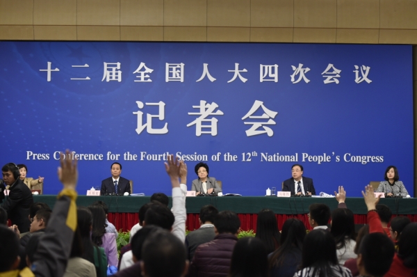 新華社照片，北京，2016年3月8日
    衛(wèi)計(jì)委主任李斌等就“實(shí)施全面兩孩政策”答記者問(wèn)
    3月8日，十二屆全國(guó)人大四次會(huì)議新聞中心舉行記者會(huì)，邀請(qǐng)國(guó)家衛(wèi)生和計(jì)劃生育委員會(huì)主任李斌、副主任馬曉偉和副主任王培安就“實(shí)施全面兩孩政策”的相關(guān)問(wèn)題回答中外記者的提問(wèn)。
    新華社記者陳益宸攝