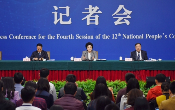 新華社照片，北京，2016年3月8日
    衛(wèi)計委主任李斌等就“實施全面兩孩政策”答記者問
    3月8日，十二屆全國人大四次會議新聞中心舉行記者會，邀請國家衛(wèi)生和計劃生育委員會主任李斌、副主任馬曉偉和副主任王培安就“實施全面兩孩政策”的相關(guān)問題回答中外記者的提問。
    新華社記者薛玉斌攝