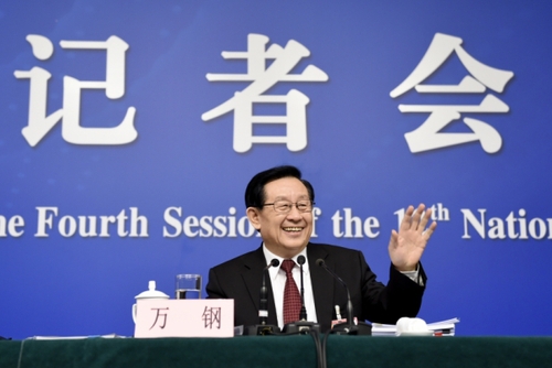 新華社照片，北京，2016年3月10日
    科技部長萬鋼等就“科技創(chuàng)新發(fā)展”答記者問
    3月10日，十二屆全國人大四次會議新聞中心舉行記者會，邀請科技部部長萬鋼、中國科技大學(xué)常務(wù)副校長潘建偉、浙江省科技廳廳長周國輝就“科技創(chuàng)新發(fā)展”的相關(guān)問題回答中外記者的提問。
    新華社記者陳益宸攝