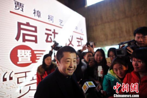 導(dǎo)演賈樟柯10日在家鄉(xiāng)汾陽(yáng)宣布，由他與汾陽(yáng)賈家莊聯(lián)合發(fā)起建造的賈樟柯藝術(shù)中心將在汾陽(yáng)市賈家莊村興建。圖為賈樟柯在啟動(dòng)儀式現(xiàn)場(chǎng)。　韋亮 攝