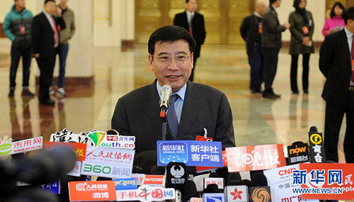 圖為工業(yè)和信息化部部長苗圩在部長通道接受采訪。陳競超 攝