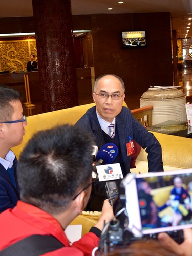 鄧偉根代表接受采訪。人民網(wǎng) 楊芳攝