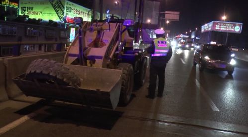 3月12日晚，一男子以為深夜交警都下班了，就趁夜色開著工程車跑上了北園高架橋，結(jié)果卻被民警通過監(jiān)控發(fā)現(xiàn)后趕赴現(xiàn)場抓了個(gè)正著。更讓人吃驚的是，男子不僅沒有駕照，也提供不出任何證件。