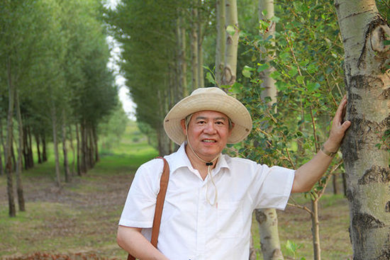 易解放的丈夫楊安泰也全身心投入到了這個(gè)公益行動(dòng)中。