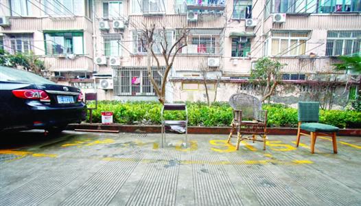 一些小區(qū)停車位緊張，居民使用各種方法“圈占”停車位。