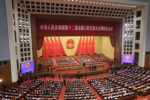 新華社照片，北京，2016年3月16日 
    十二屆全國人大四次會(huì)議在北京閉幕 
    3月16日，第十二屆全國人民代表大會(huì)第四次會(huì)議在北京人民大會(huì)堂舉行閉幕會(huì)。
    新華社記者張鋮攝