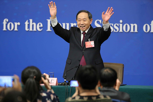 三月十日，十二屆全國人大四次會議新聞中心舉行的記者會上，袁貴仁明確表示：“經(jīng)過中央決策，“十三五”期間，中國義務教育仍然為九年。” 齊波 攝