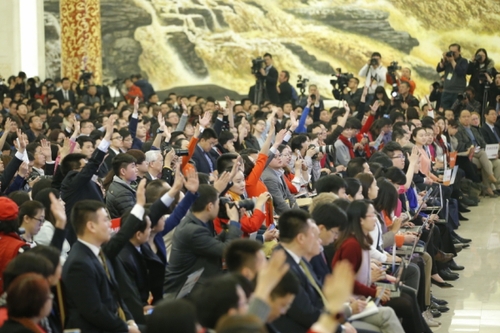 新華社照片，北京，2016年3月16日 
    李克強(qiáng)總理與中外記者見面 
    3月16日，國務(wù)院總理李克強(qiáng)在北京人民大會堂與中外記者見面，并回答記者提問。這是記者在會上舉手提問。
    新華社記者 鞠鵬 攝
