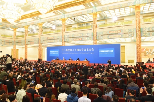 新華社照片，北京，2016年3月16日 
    李克強(qiáng)總理與中外記者見面 
    3月16日，國務(wù)院總理李克強(qiáng)在北京人民大會堂與中外記者見面，并回答記者提問。 
    新華社記者 楊宗友 攝

