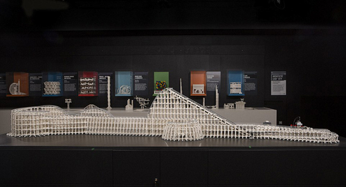 塔克在創(chuàng)作這些作品時，僅僅依靠照片中的建筑的形狀進行反復(fù)嘗試，并不依賴電腦建模。（網(wǎng)頁截圖）