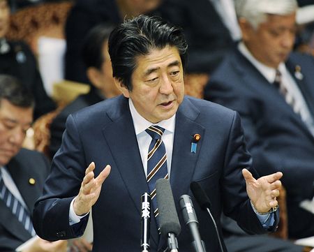 六成日本人認為安倍經(jīng)濟學失?。翰辉僦档闷诖? style=