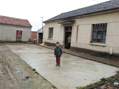 養(yǎng)子6歲時在親生父母家門前的留影。李征琴見表妹家困難，主動提出收養(yǎng)孩子。