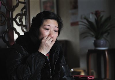 3月18日，出獄后的“南京虐童”母親李征琴，在自己家中向記者講述自己與養(yǎng)子的故事。A14-A15版攝影/新京報記者 尹亞飛