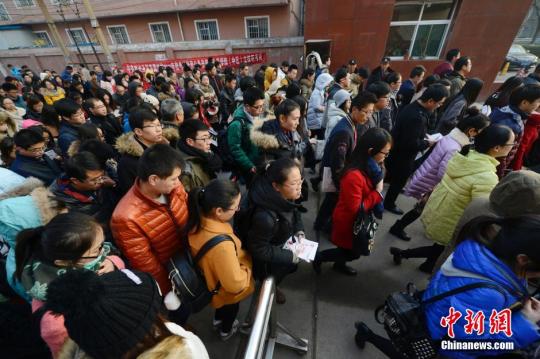 資料圖：2015年11月29日，國家公務(wù)員招錄公共科目筆試開考，圖為考生在結(jié)束公務(wù)員考試行政職業(yè)能力測驗后走出合肥工業(yè)大學(xué)考點。中新社記者 張婭子 攝