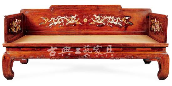 1995年“清水山房”專場拍品“明 黃花梨木百寶嵌紋羅漢床”，現(xiàn)藏于觀復(fù)博物館。（圖片提供：北京觀復(fù)博物館）